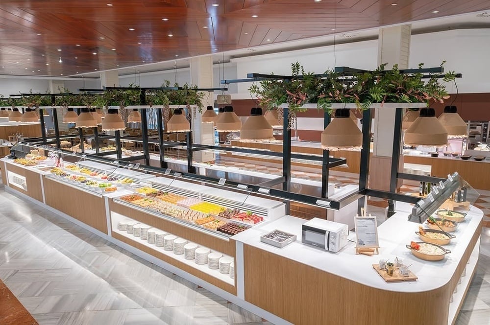 un gran buffet con muchos platos y frutas