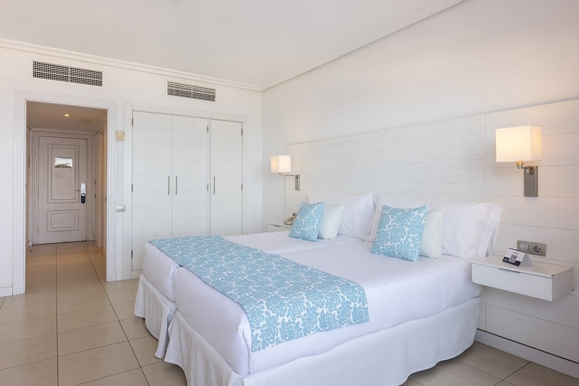 une chambre d' hôtel avec deux lits et une porte