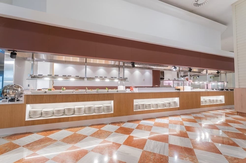 une salle à manger avec un comptoir en bois et un sol à carreaux