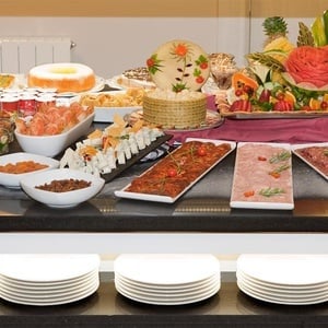 un buffet lleno de platos de comida y frutas