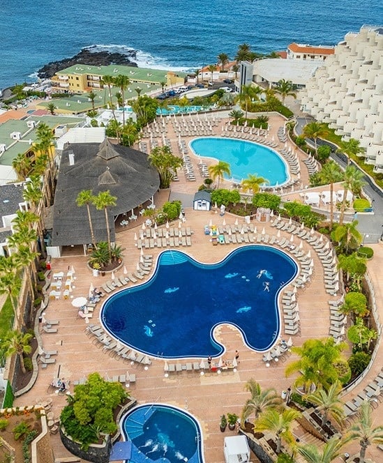 una vista aérea de un complejo turístico con muchas piscinas