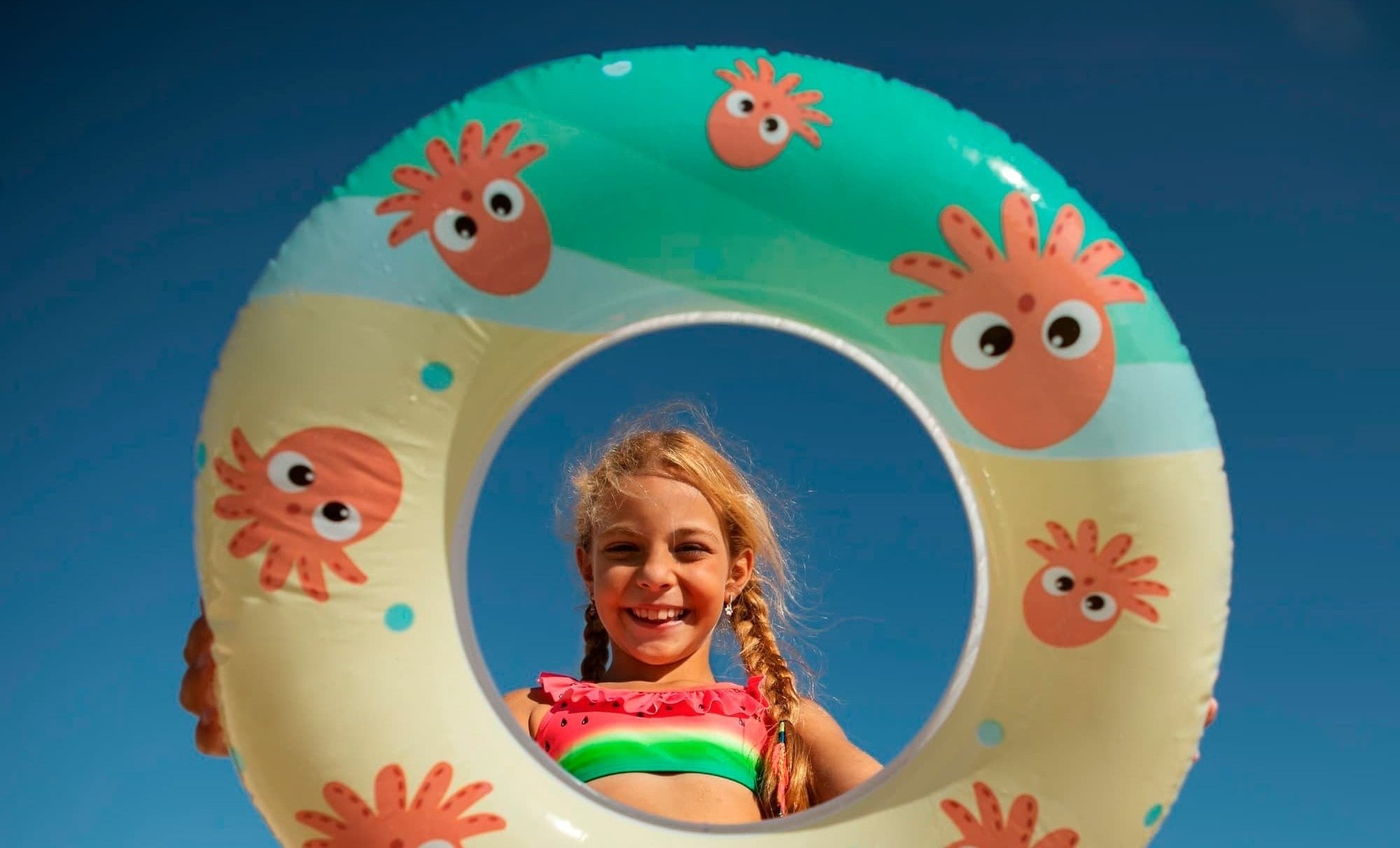 una pequeña piscina rodeada de sillas y sombrillas