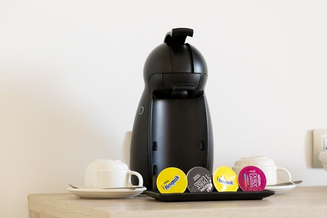 une machine à café nesquik est assise sur une table