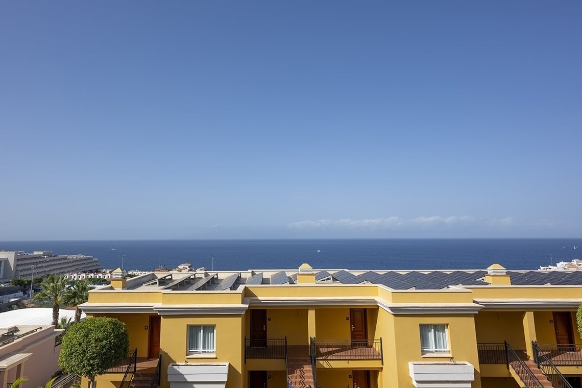 un bâtiment jaune avec une vue sur l' océan