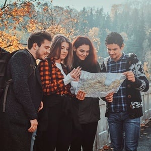 un grupo de hombres y mujeres miran un mapa