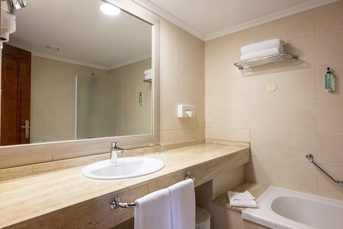 une salle de bain avec un lavabo et une baignoire