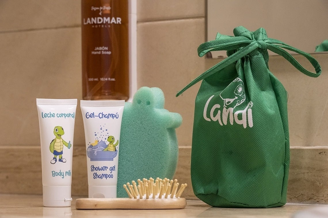 un brosse à cheveux se trouve à côté d' un tube de gel douche