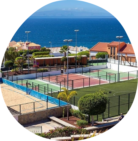 un grupo de hombres están jugando al fútbol en una piscina