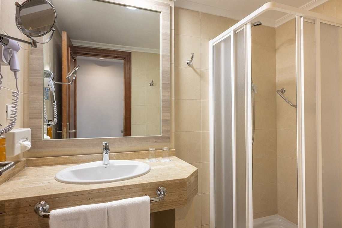 une salle de bain avec un lavabo et une douche