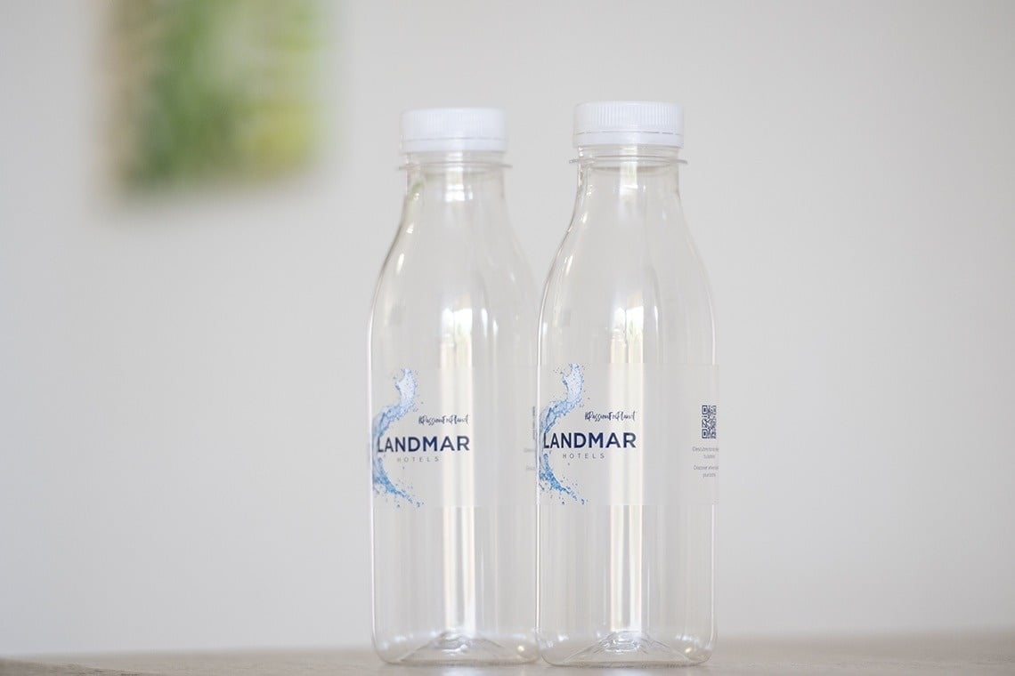 deux bouteilles d' eau landmar sont assises sur une table