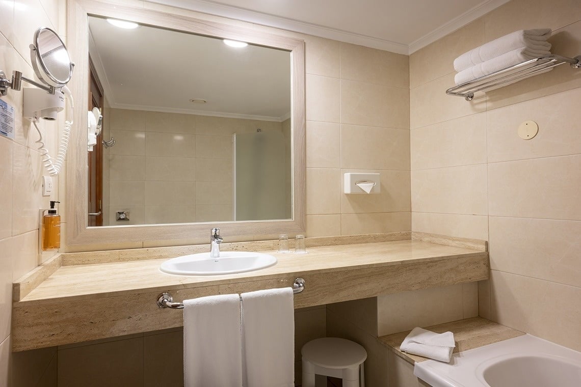 une salle de bain avec un lavabo et un miroir