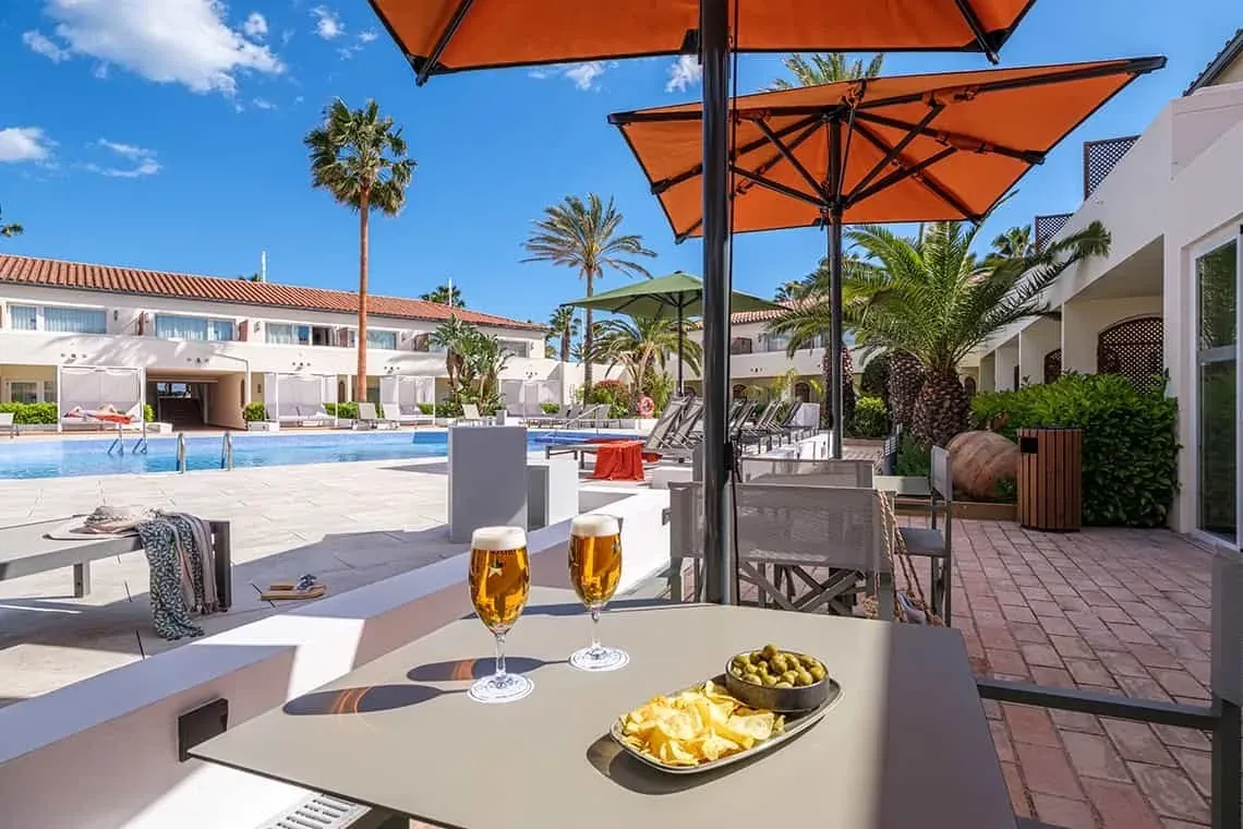 ESTIVAL : Bières et chips rafraîchissantes au bord de la piscine, complexe de luxe.