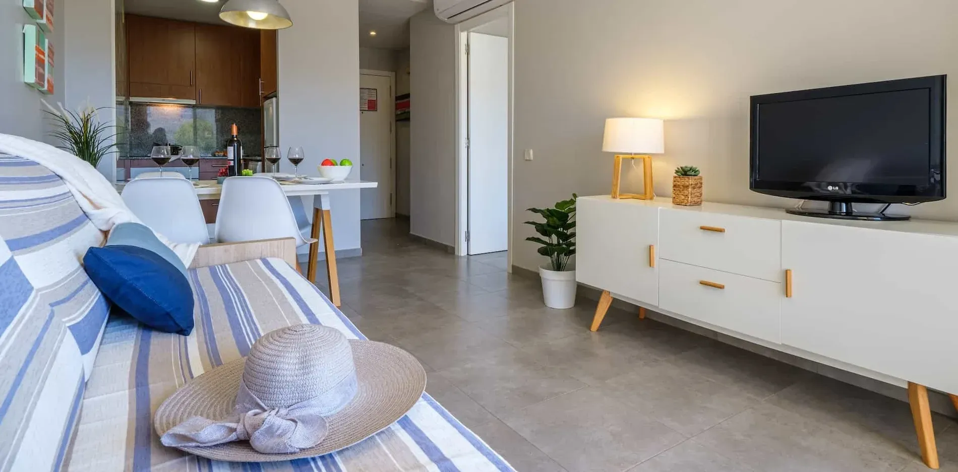 Saló modern amb sofà, menjador i TV. Galeria | Estival Park Apartaments | Tarragona