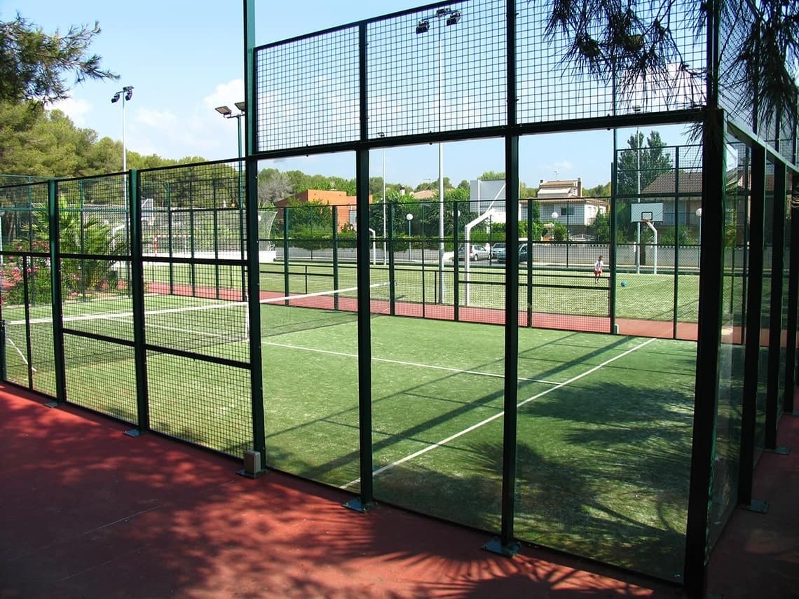 una cancha de tenis y una cancha de baloncesto en un parque