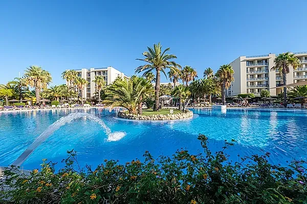 ESTIVAL: Pool und Palmen im Resort, ideal für Firmenveranstaltungen.