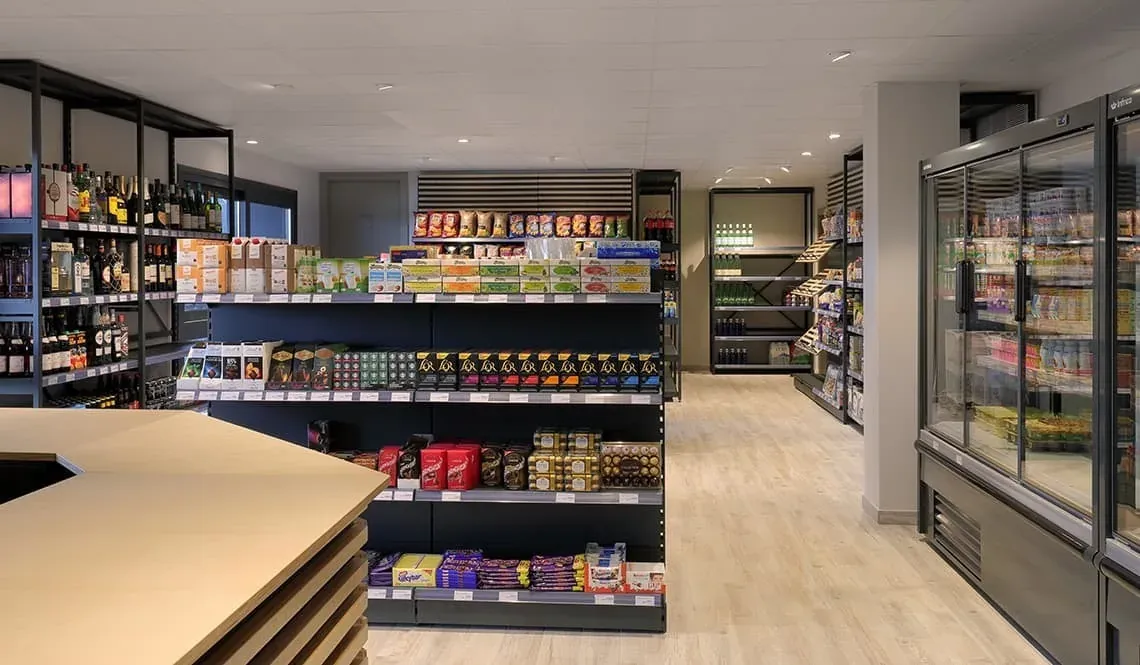 Botiga ESTIVAL: Corporativa. Ampli assortiment de productes i begudes a prestatgeries.