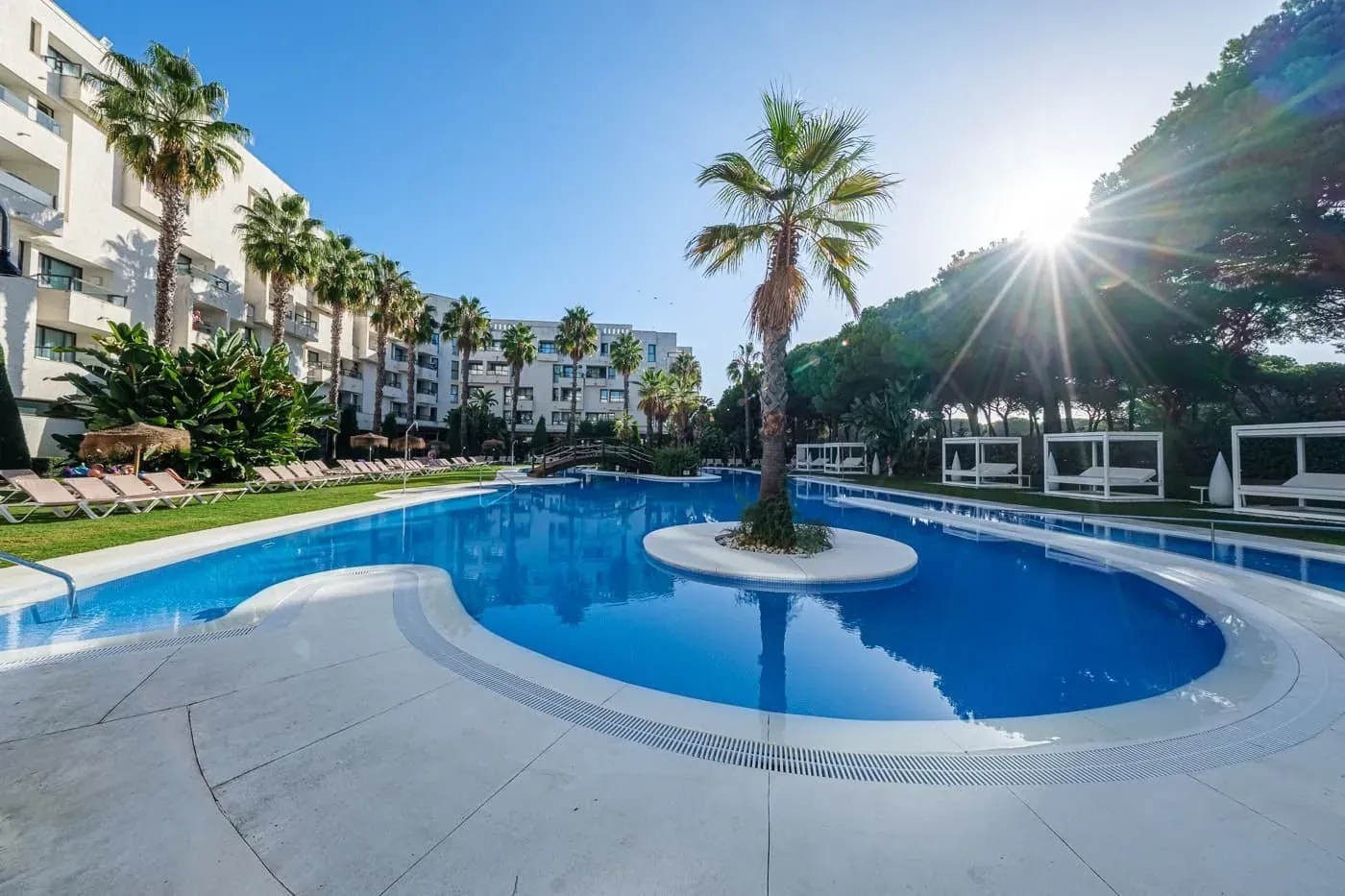 ESTIVAL: Corporativa Resort-Pool mit Palmen und Bali-Betten.