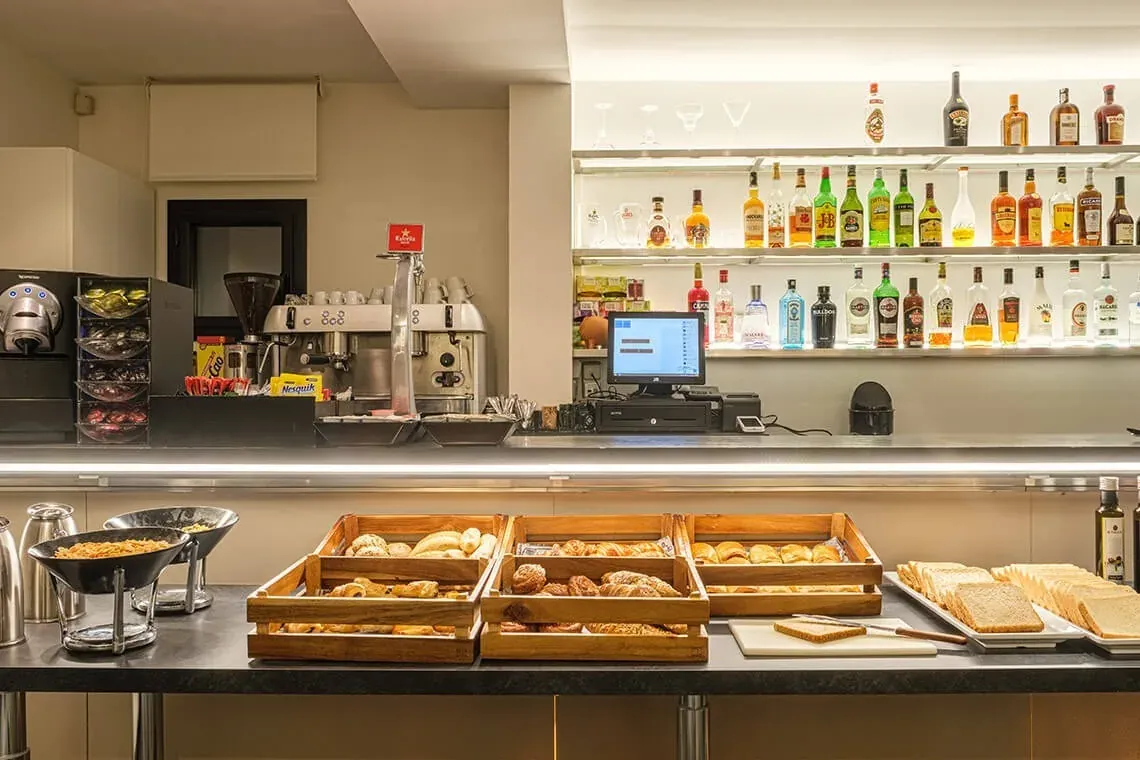 Petit-déjeuner buffet ESTIVAL: Corporativa avec café, viennoiseries et toasts.