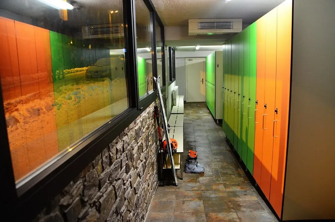 Guardabotas de esquí y casilleros coloridos en Hotel Cristina | Andorra | Estival Group