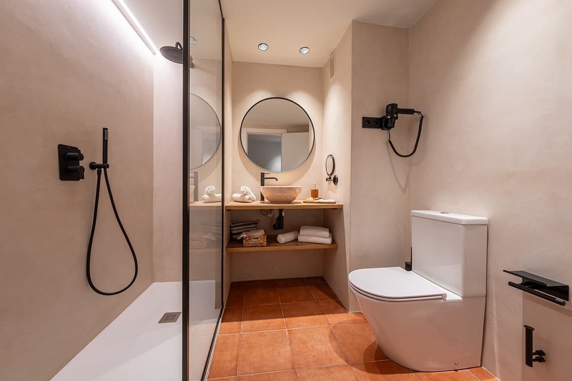 Modernes Hotelbad mit Dusche, Waschbecken und Toilette – Hotel Estival Park Marena 4* Superior | Tarragona | Offizielle Website