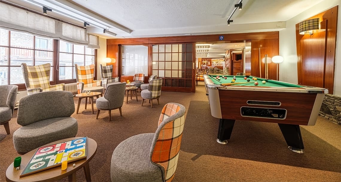 una sala de jocs amb una billar i un joc de bàsquet