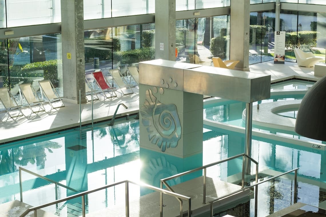 ein großer Swimmingpool in einem Gebäude mit einem Schild an der Wand , das sagt " schwimmen verboten "