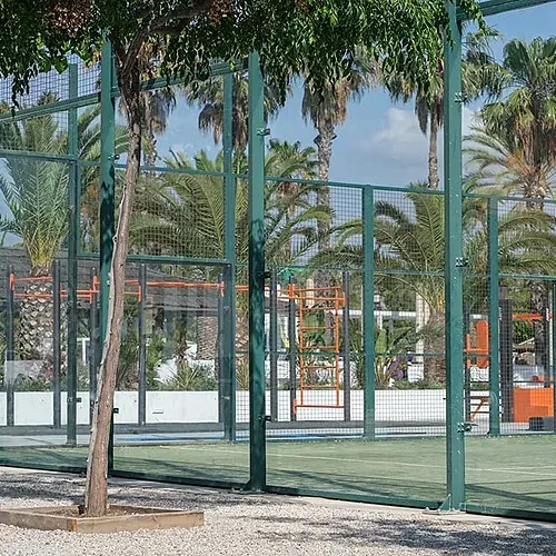 Pistas de pádel y palmeras en Estival Vendrell Platja | Baix Penedès, Catalunya