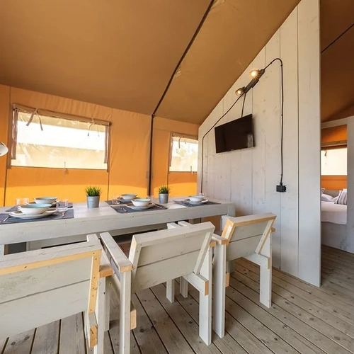 Elegante comedor de tienda de campaña de lujo en Estival Vendrell Platja. ¡Reserva ya!