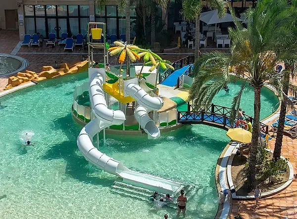 ESTIVAL: Parc aquàtic amb tobogans i piscina, ideal per a famílies.