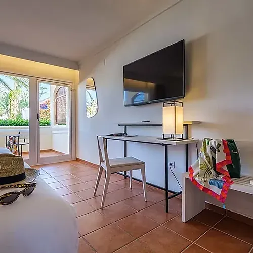 ESTIVAL: Room with terrace and TV, ideal for corporate stays.
