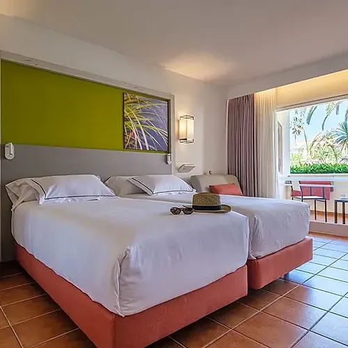 ESTIVAL: Double room with balcony and tropical views.
