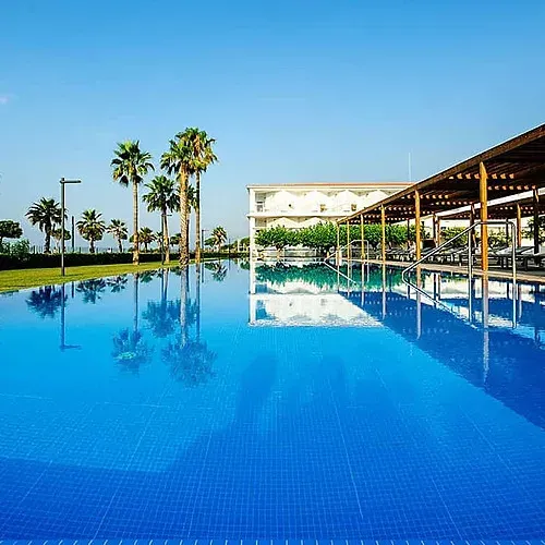 Piscina infinita al Estival Eldorado Resort: Estival Group, benvinguts oficialment.