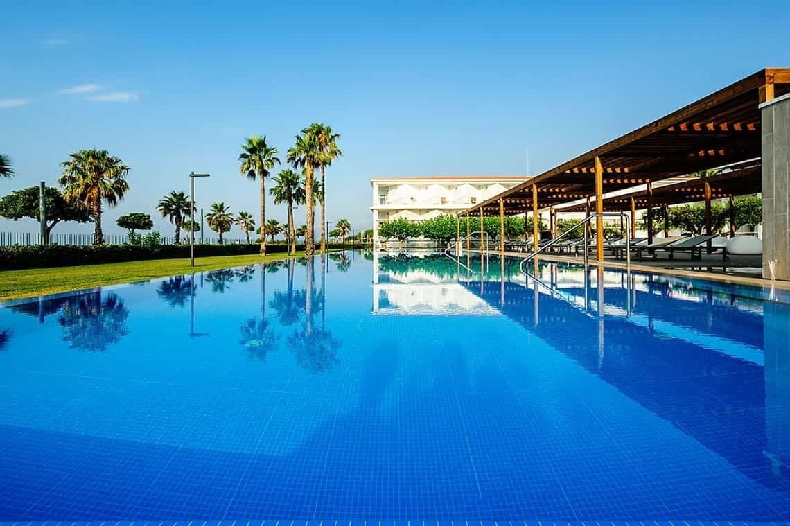Piscina cristalina en Estival Eldorado Resort. ¡Reserva tu estancia oficial hoy!