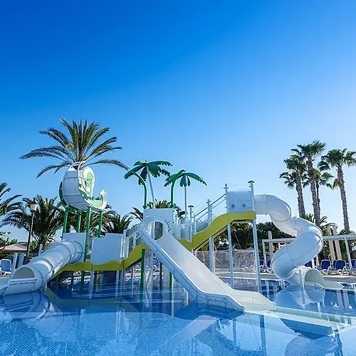 Parque acuático Estival Vendrell Platja: toboganes y piscina para diversión familiar.