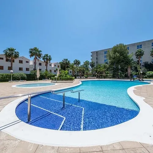 ESTIVAL: Piscina corporativa amb palmeres, ideal per relaxar-se.
