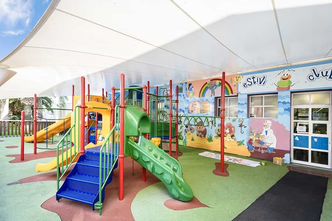 ein Spielplatz mit einem Schild an der Wand , das sagt ' stiv '