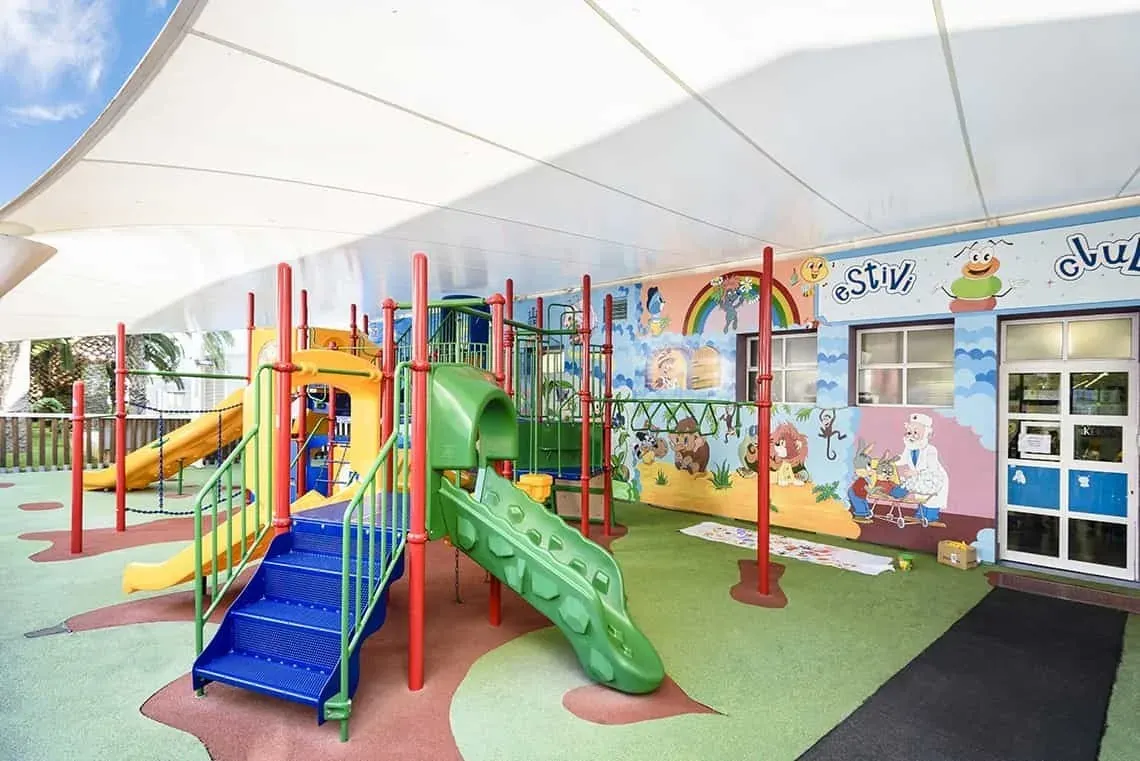 ESTIVAL: Corporativa Kinderspielbereich mit Rutschen und bunten Wandmalereien.
