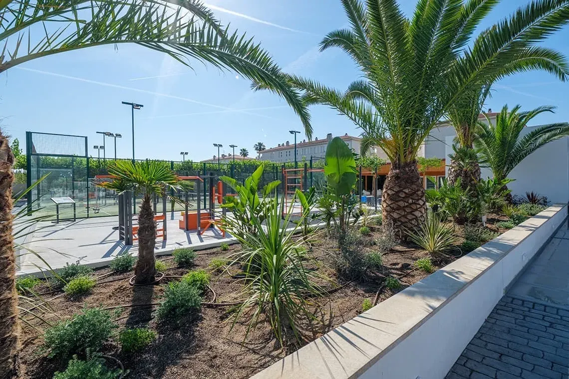 Instalaciones deportivas ESTIVAL: Corporativa, padel y gimnasio exterior.