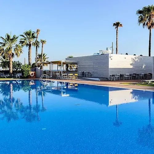 Piscina blava i palmeres a l'Estival Eldorado Resort | Estival Group