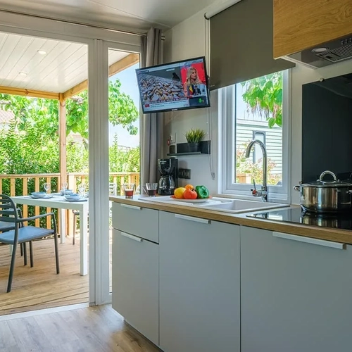 Cocina moderna con vistas al exterior en Estival Vendrell Platja | Baix Penedès, Catalunya.