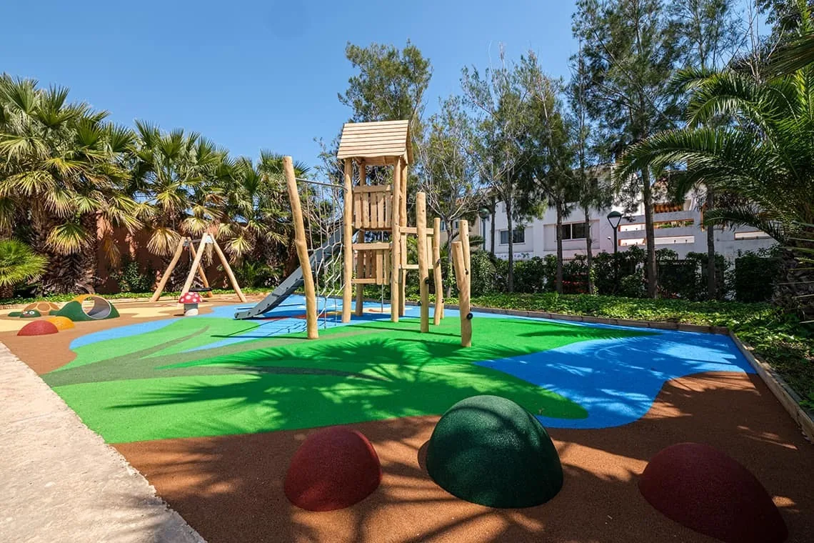 Parc infantil ESTIVAL: Corporativa amb gronxadors, tobogan i zona de jocs.