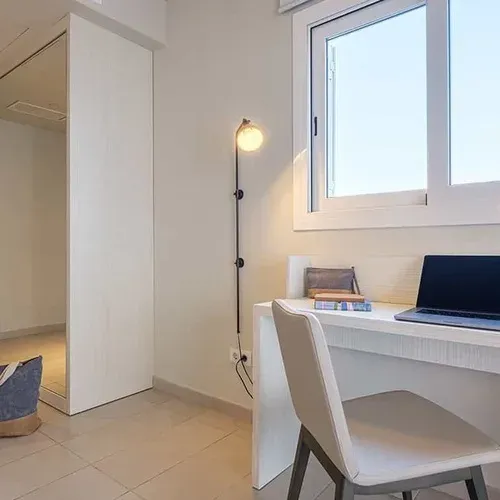 Habitació lluminosa amb escriptori i finestra a l'Estival Eldorado Resort | Estival Group | Lloc Web Oficial