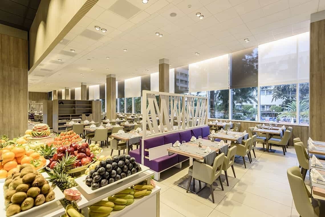 ESTIVAL: Buffet de frutas fresco en el restaurante de un hotel moderno.