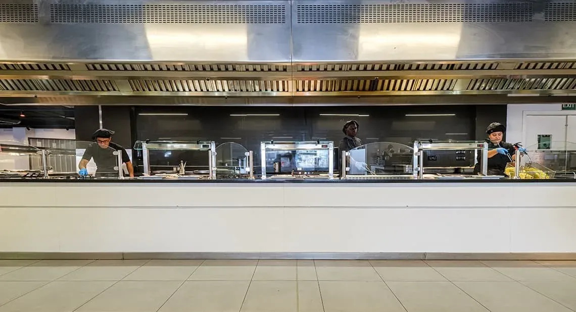 ESTIVAL: Firmen - Küchenpersonal serviert am Hotelbuffet.