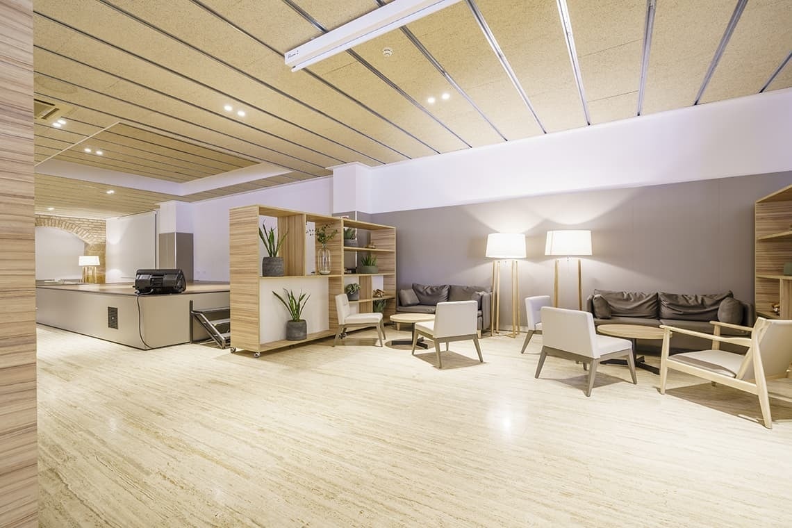 una sala de estar llena de muebles y lámparas