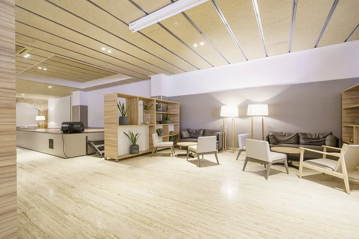 ESTIVAL: Corporativa. Moderna sala de estar con sofás, sillas y estanterías.