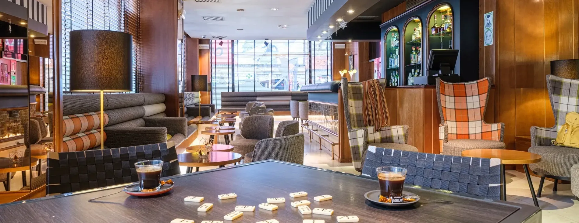Cafè i domino al bar del Serveis | Hotel Sporting Andorra | Web oficial.