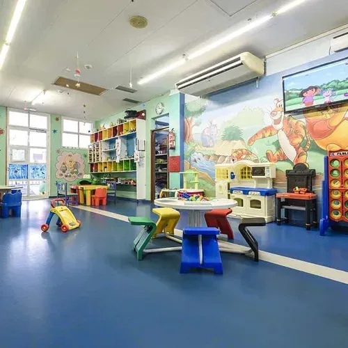 Colorful kids' classroom with games and murals. Ideal for ESTIVAL: Corporate.