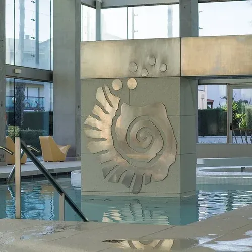 Piscina interior amb detall de carxofa al mig. Hotel Estival Park Marena 4* Superior | Tarragona | Lloc Web Oficial.