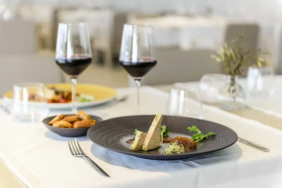 Plato gourmet y vino tinto, ideal para eventos ESTIVAL: Corporativa.